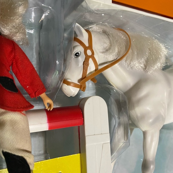 BLUE RIBBON WINNERS VINTAGE 1993 EQUESTRIAN SET HORSE RIDER JUMPS TROPHY SADDLE - Picture 7 of 16